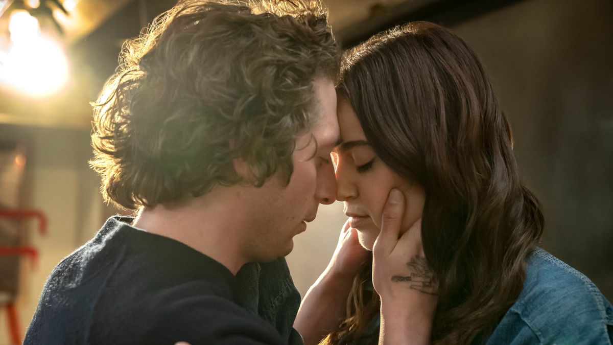 Carmy Berzatto (Jeremy Allen White) and Claire Dunlap (Molly Gordon) embrace on The Bear