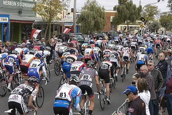 The field head off on stage twelve, a 33 kilometre criterium around the streets of Merbein.