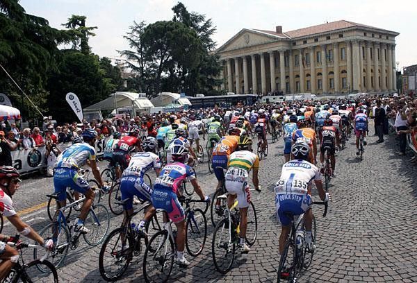 The peloton taking off