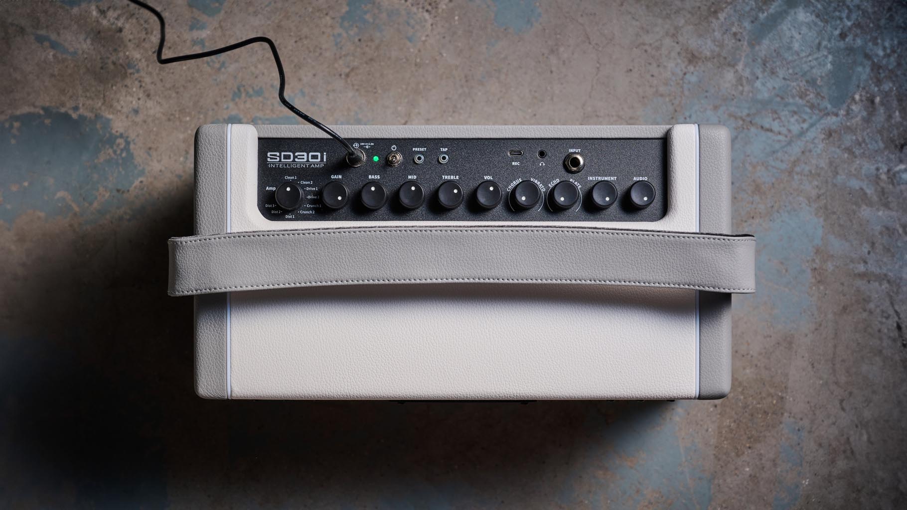Mooer SD30i Intelligent Amp: The compact desktop amp is finished in grey-cream and has a black control panel