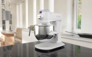 Le robot pâtissier Smart avec Auto Sense de GE Profile couleur Stone White sur un comptoir