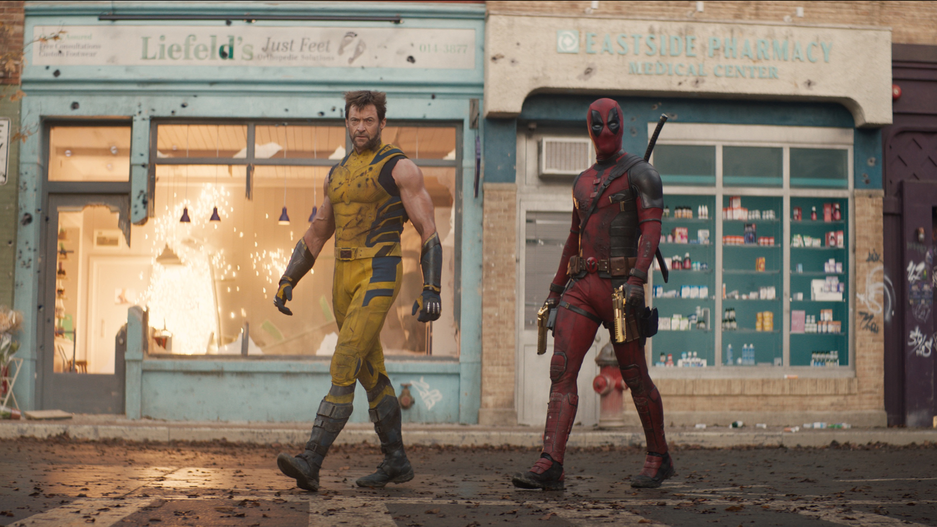 Logan y Wade Wilson caminan por una calle desierta en la película Deadpool y Wolverine de Marvel