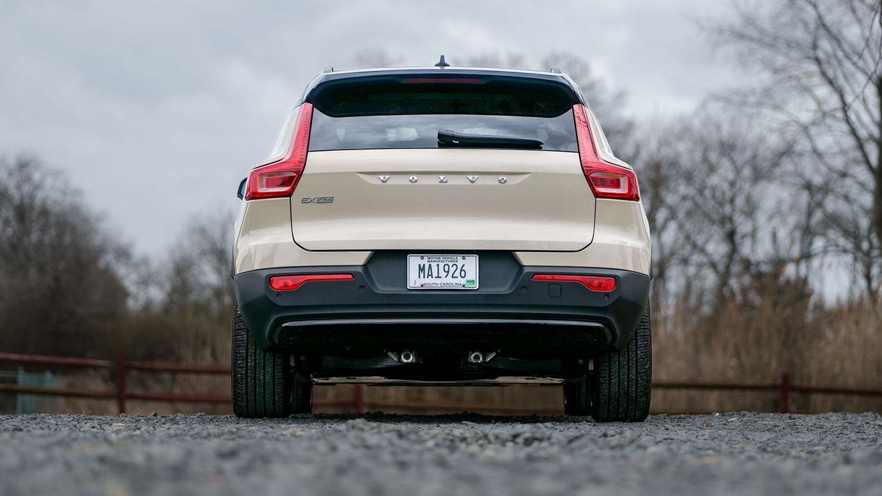 2025 Volvo EX40 Ultra Twin Motor test drive review.