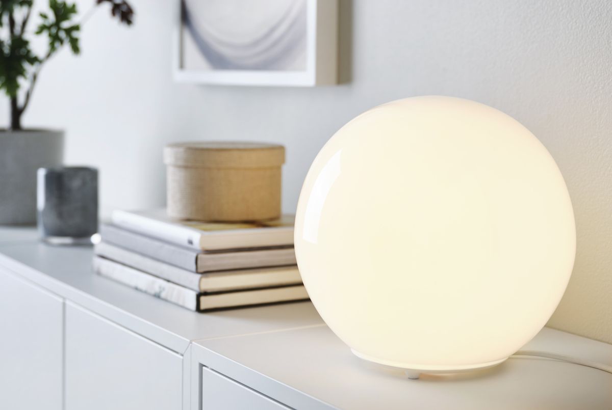 Cette astuce IKEA transforme la lampe FADO classique en un élément cosmique lumineux, parfait pour une chambre d'enfant