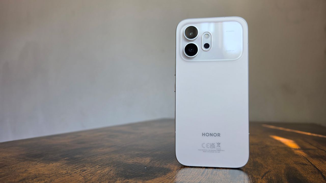 The Honor 600 on a desk
