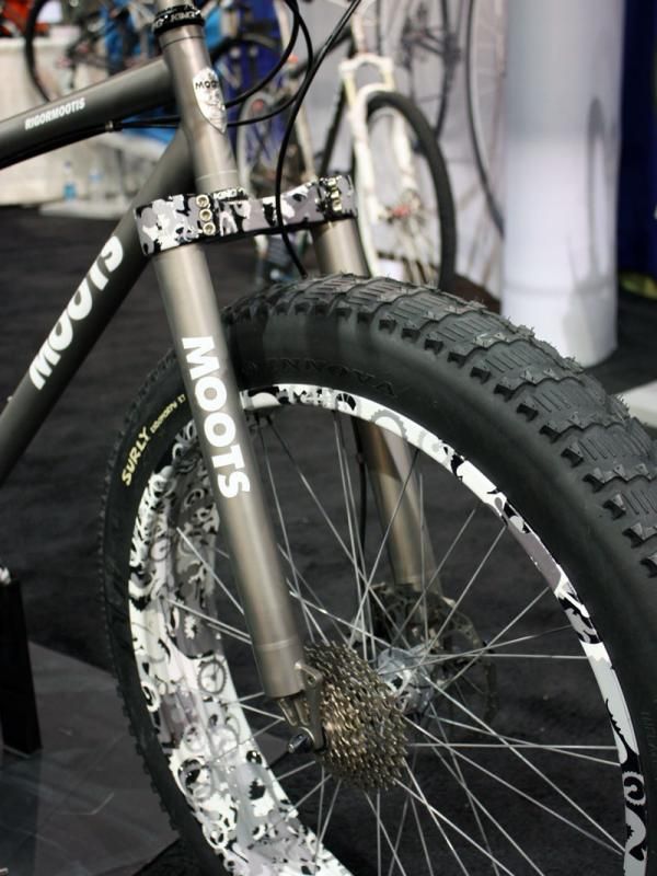 135mm spacing on the fork means that the front and rear wheels can be interchanged in the event of a freehub failure.