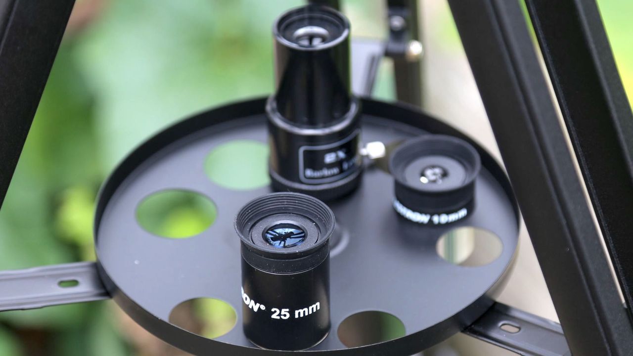 Close up of the two Kellner eyepieces and 2 x barlow lenses
