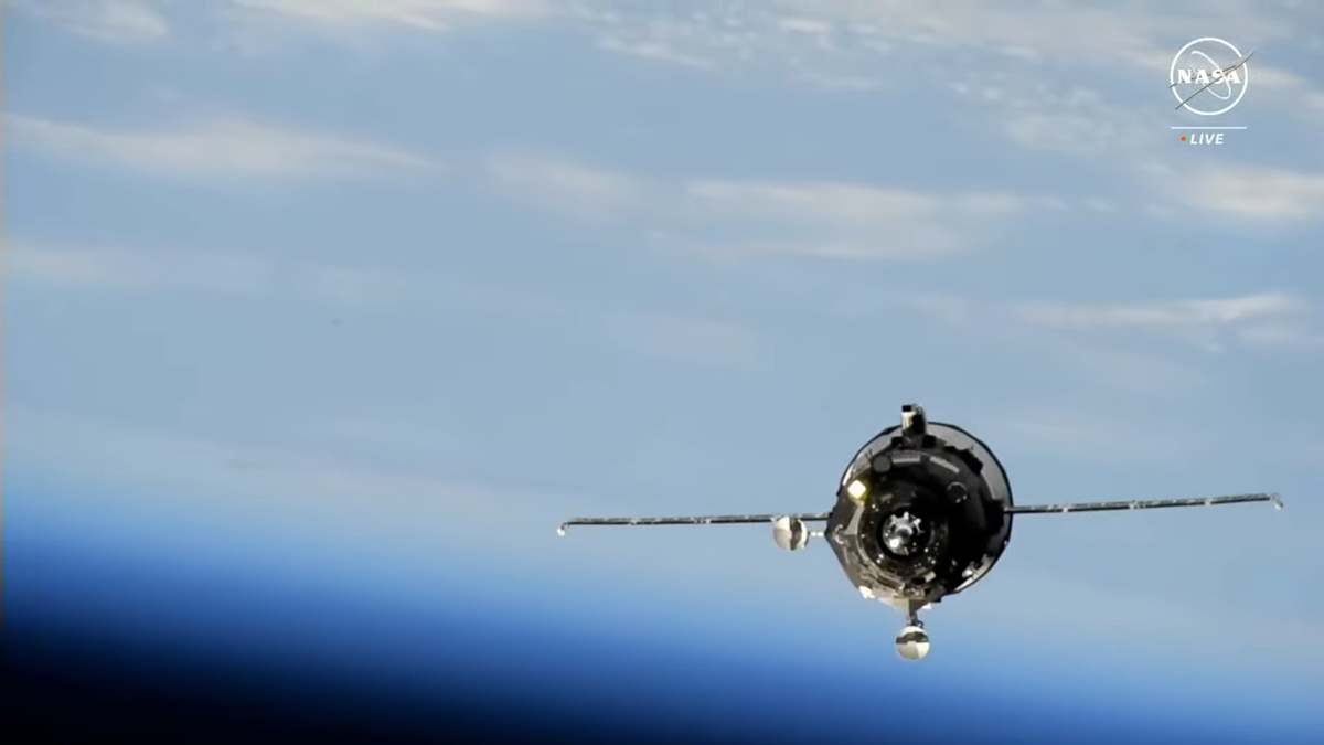 O navio de carga russo Progress 88 atraca na Estação Espacial Internacional carregando toneladas de suprimentos frescos