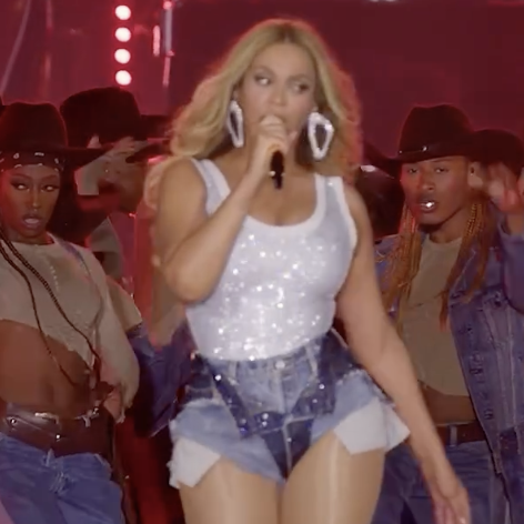 beyonce recreates her crazy in love shorts outfit on the cowboy carter tour