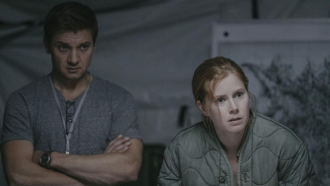 Jeremy Renner and Amy Adams in Arrival