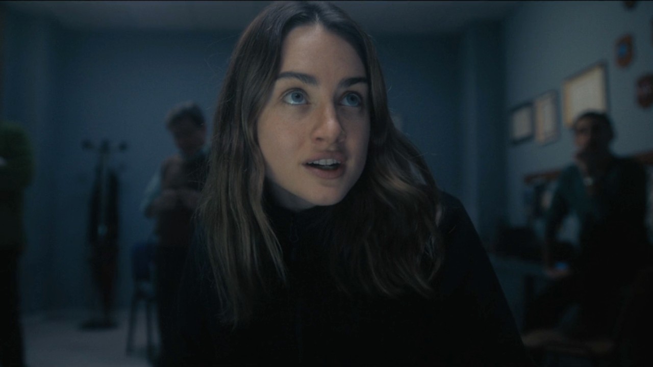 Grace Van Patten as Amanda Knox looking up.