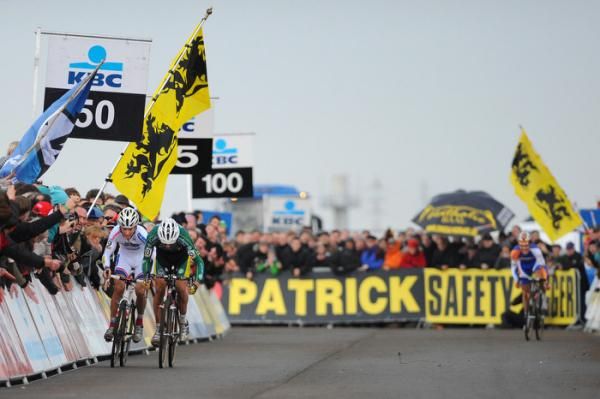 Sven Nys outsprints Kevin Pauwels