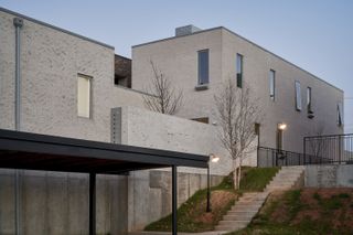 side view of long side of White House by Common Works Architects