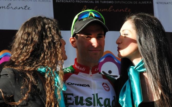M&iacute;nguez ready to get the kisses.