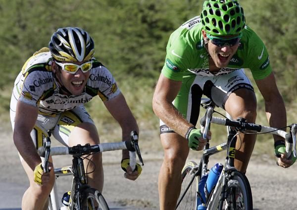 Mark Cavendish (Columbia-HTC) and Thor Hushovd (Cerv&eacute;lo TestTeam) sprint for a prime during the Amstel Cura&ccedil;ao Race.