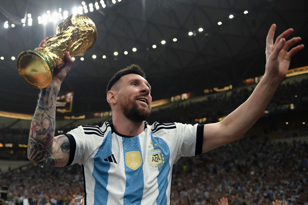 Lionel Messi of Argentina celebrates with the FIFA World Cup Qatar 2022 Winner&#039;s Trophy on Sergio &#039;Kun&#039; Aguero&#039;s shoulders after the team&#039;s victory during the FIFA World Cup Qatar 2022 Final match between Argentina and France at Lusail Stadium on December 18, 2022 in Lusail City, Qatar.