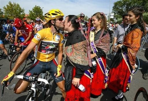 Alejandro Valverde (Caisse d'Epargne-Illes Balears) accepts some good luck charms.