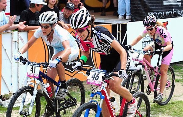 Lea Davison grits her teeth and pushes the pace