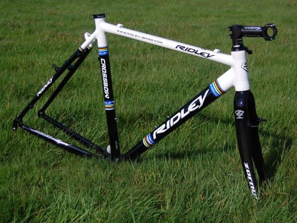 The Crossbow frame is built with double-butted 7000-series aluminum and comes in a generous 41-60cm size range.