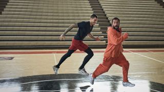 Adam Sandler og Juancho Hernangómez løber på en basketballbane i en scene fra fimen Hustle - En af de bedste originale Netflix-film lige nu