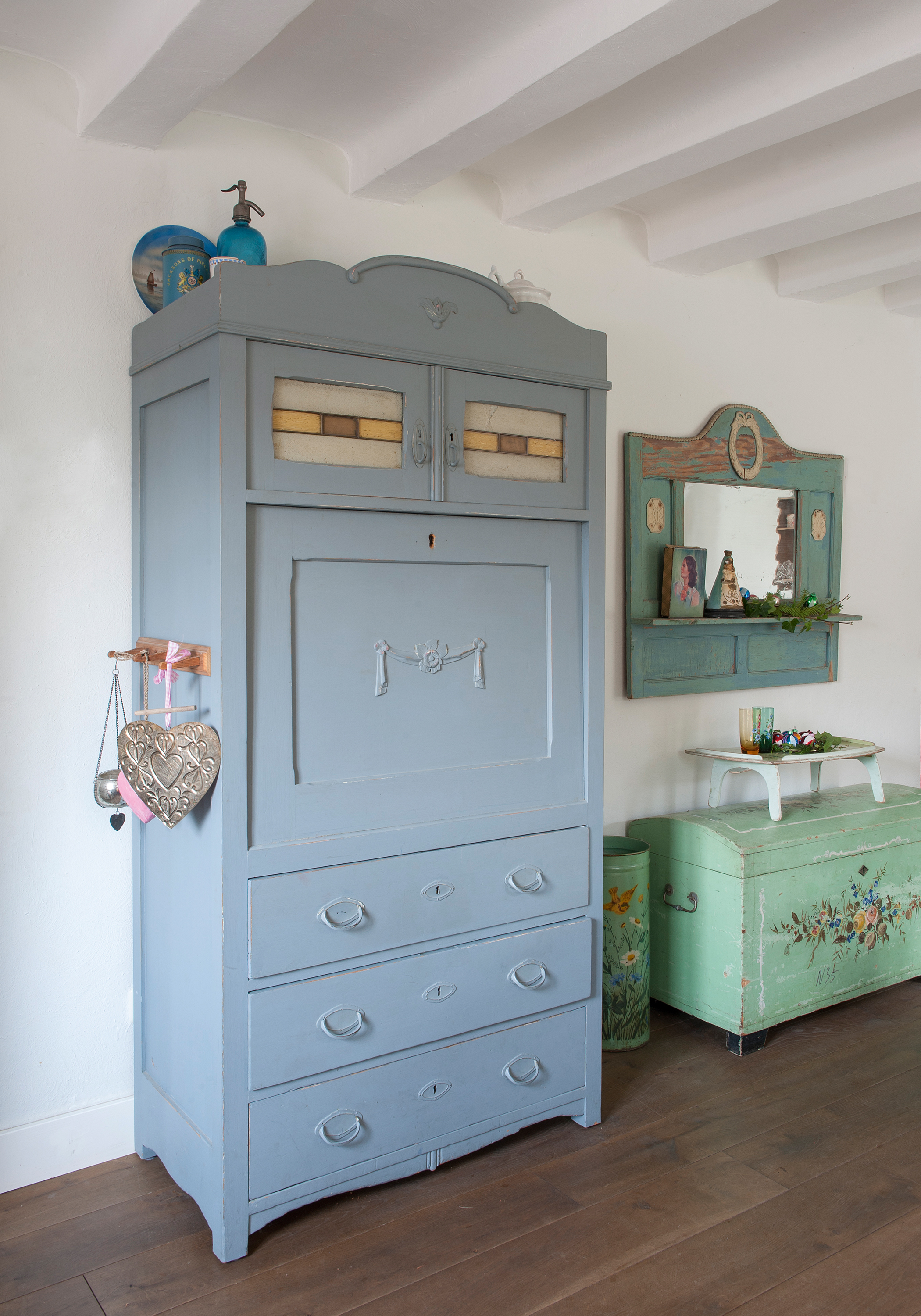 blue-dresser-with-vintage-details-mirror-and-decorations