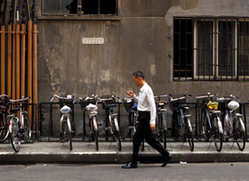 Chinese city debuts &amp;#039;cell phone lane&amp;#039; for distracted walkers