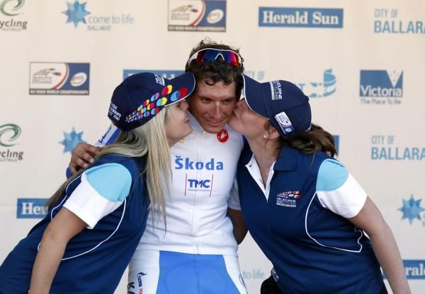 Kisses on the podium for Pozzato