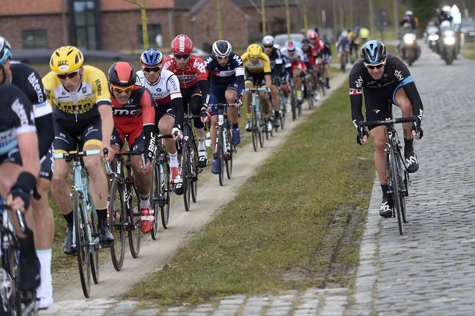 As the peloton take to the bike path, Ian Stannard takes the trickier cobbled route