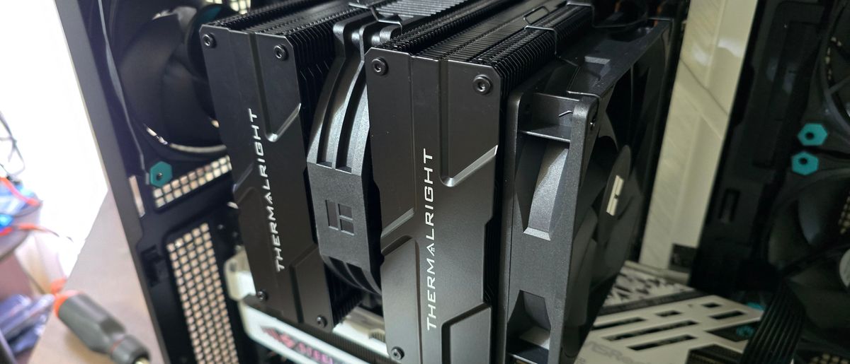 Thermalright Peerless Assassin 140 Digital White – Dissipatore CPU A Doppia Torre Con 6 Heatpipe, Display Magnetico, Ventole 120/140 Mm, Per AMD E Intel