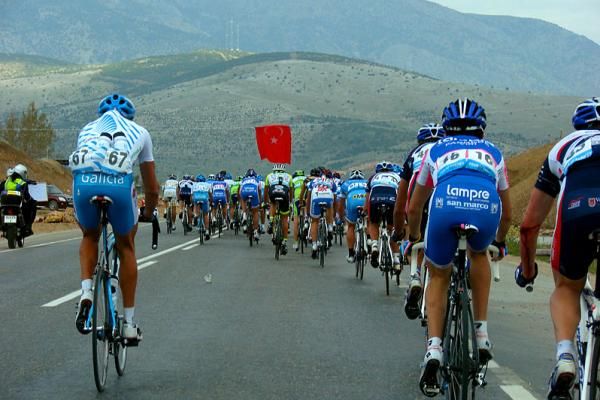 The peloton is told that the gap sits at 35 seconds.