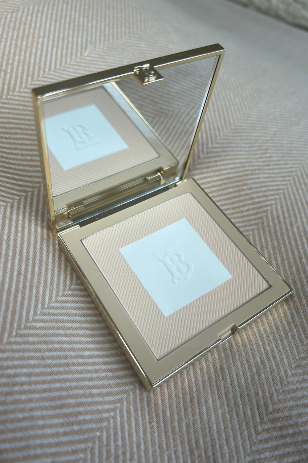 Burberry Beyond Wear Setting and Refining Powder Compact Open