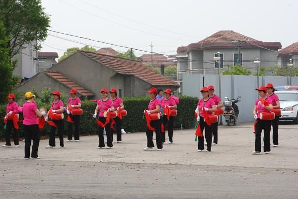 Local community groups of drummers provide entertainment for spectators and encouragement for the riders all around the course