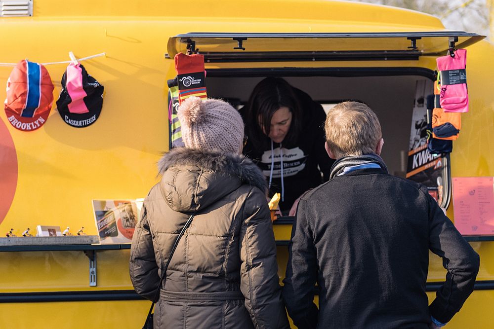 Fans queue up for gifts to remember the day - 2016 Omloop het Nieuwsblad - Elite Women