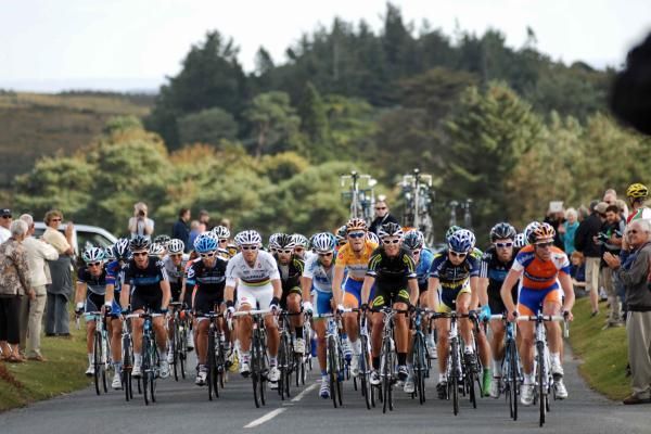 The bunch on Haytor Rocks with yellow jersey Lars Boom in middle