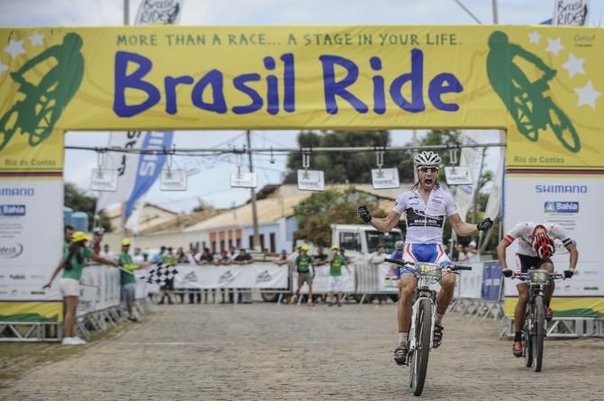 Henrique Avacini and Kohei Yamamoto sprint to be first across the line in stage 3