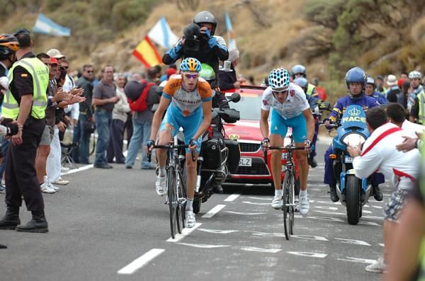 Hesjedal takes the lead as the line approaches.