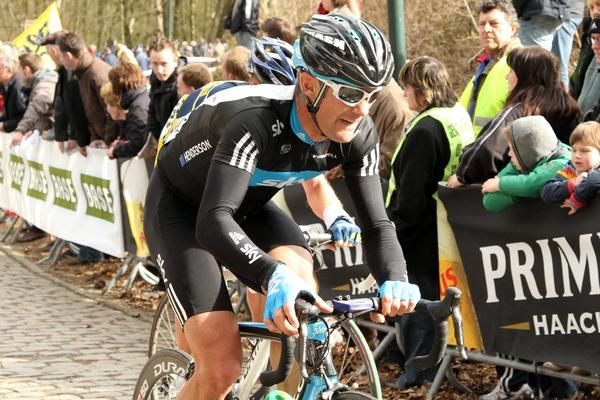 Greg Henderson (Team Sky) heads up the Kemmelberg on his way to 17th.