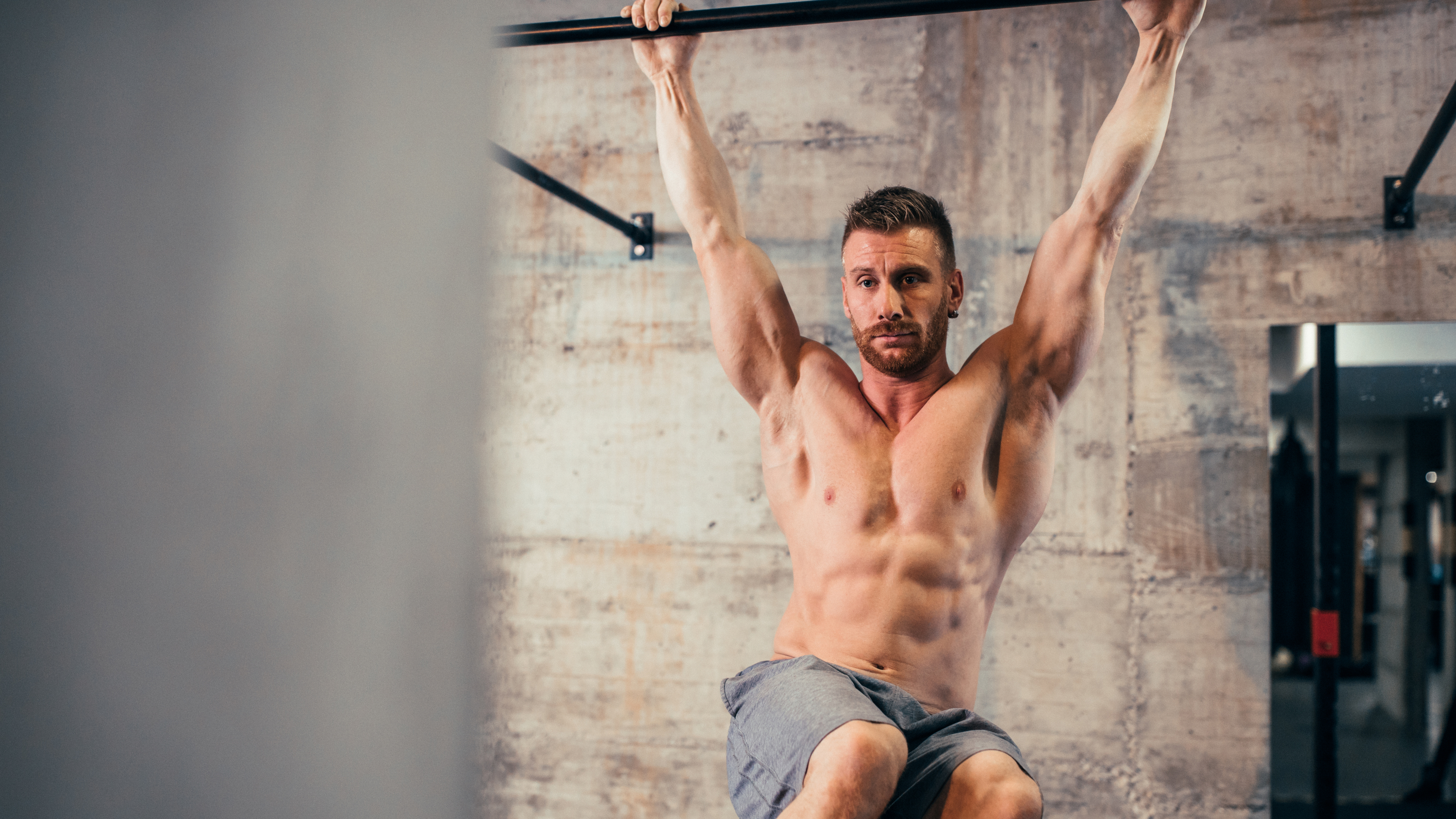 a man doing a hanging knee raise