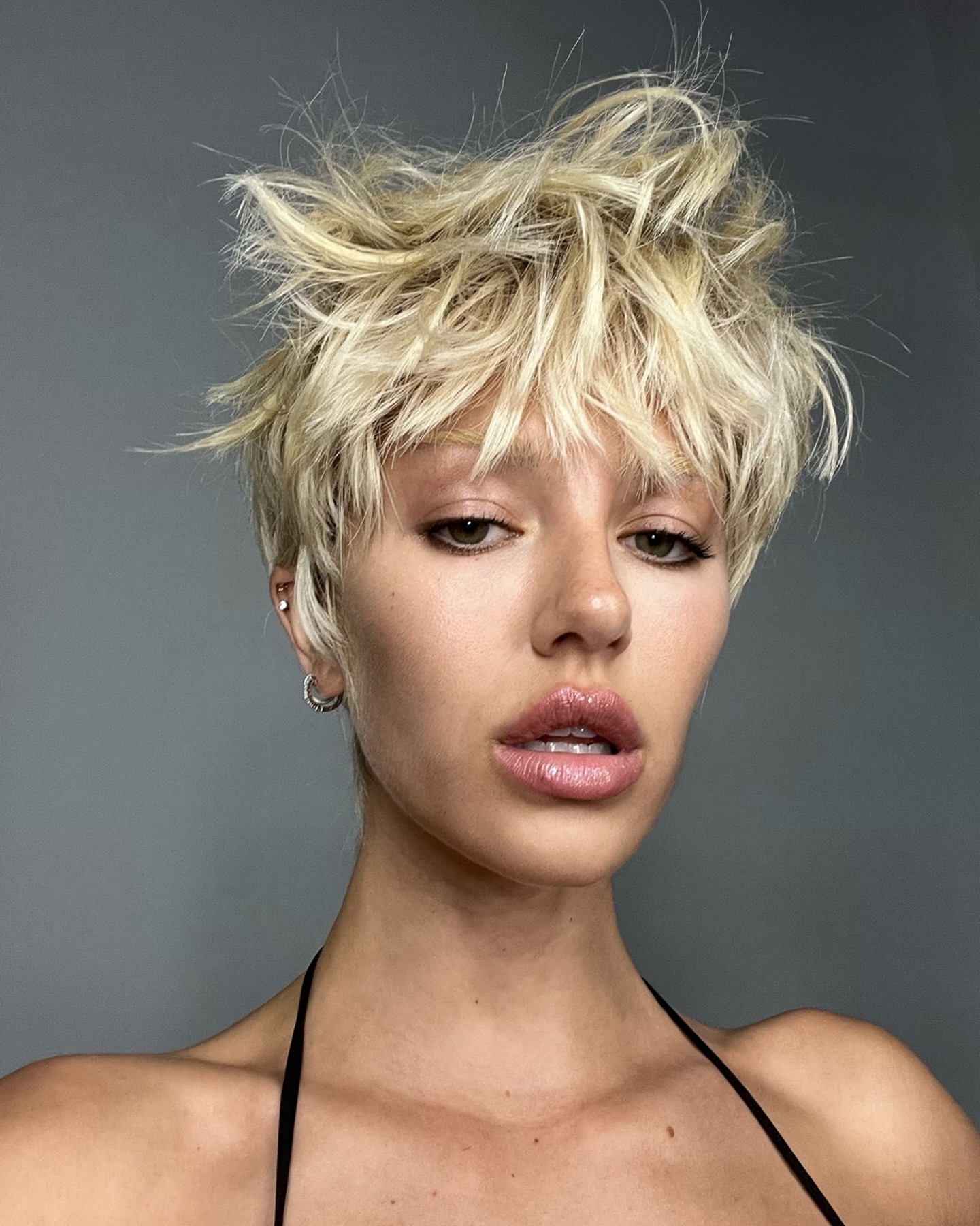 An image of Delilah Belle Hamlin with a fringe-y pixie.