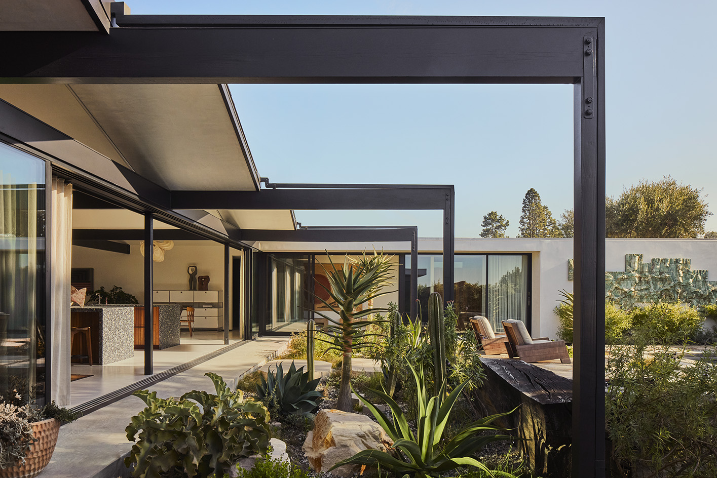 Paperfold house, a Pierre Koenig house in California redesigned by Jamie Bush, has contemporary feel and furniture and a midcentury feel