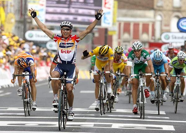 Robbie McEwen (Davitamon-Lotto) had plenty of time to celebrate