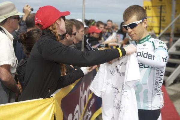 Guillaume Boivin (SpiderTech) signs an autograph before the third stage.