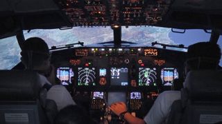 Kuvakaappaus lentokoneen sisältä dokumentissa Downfall: The Case Against Boeing
