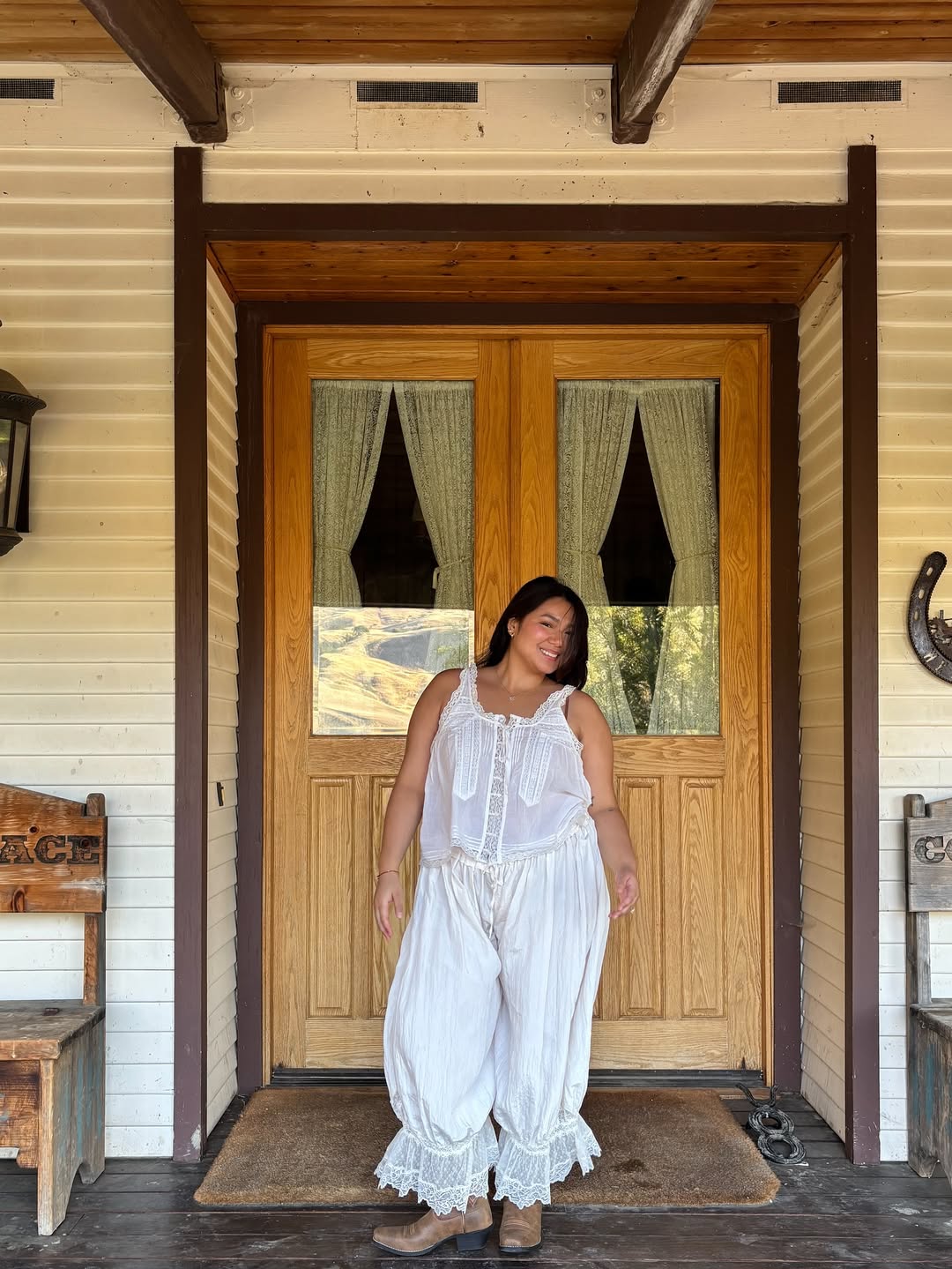 @marina_torres wearing summer outfits with boots