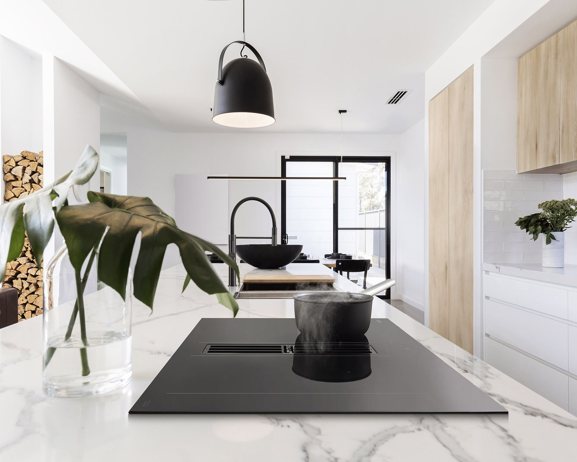 Dapur putih modern dengan kompor tanam