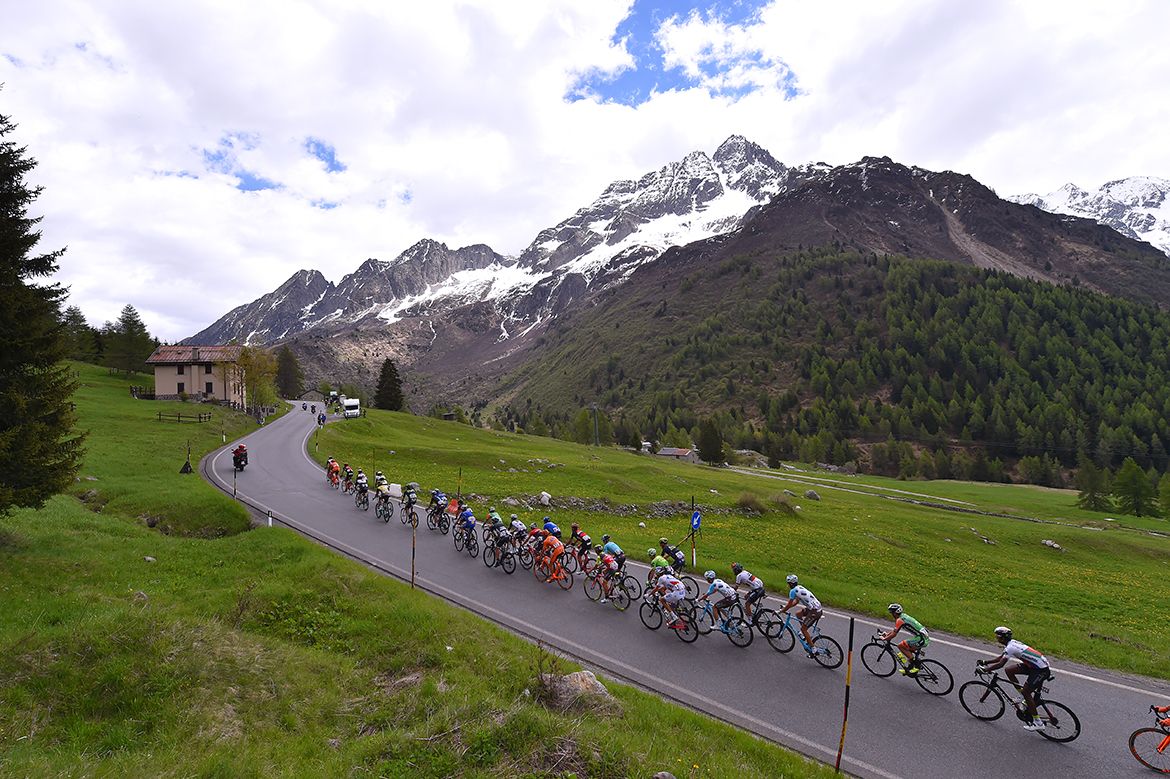 A large breakaway on the move on stage 17 of the Giro d'Italia