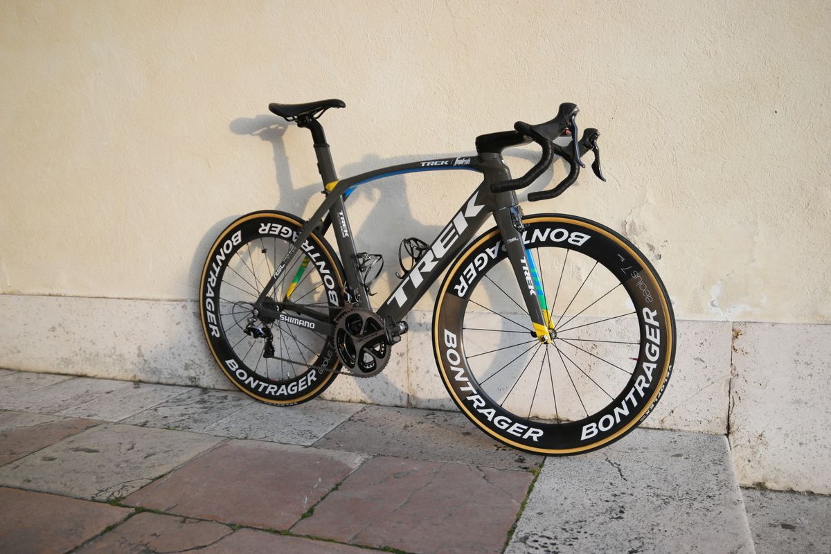It's an aero looking stead with the Bontrager Aeolus 7 D3 tubular wheels and integrated stem