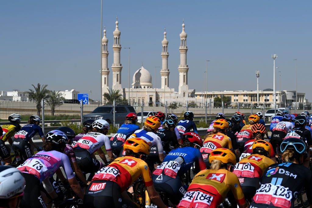 The UAE Tour Women peloton passes the Sheikh Zayed Grand Mosque