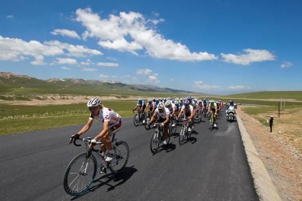 The main group contending with the start the main climb of the day.