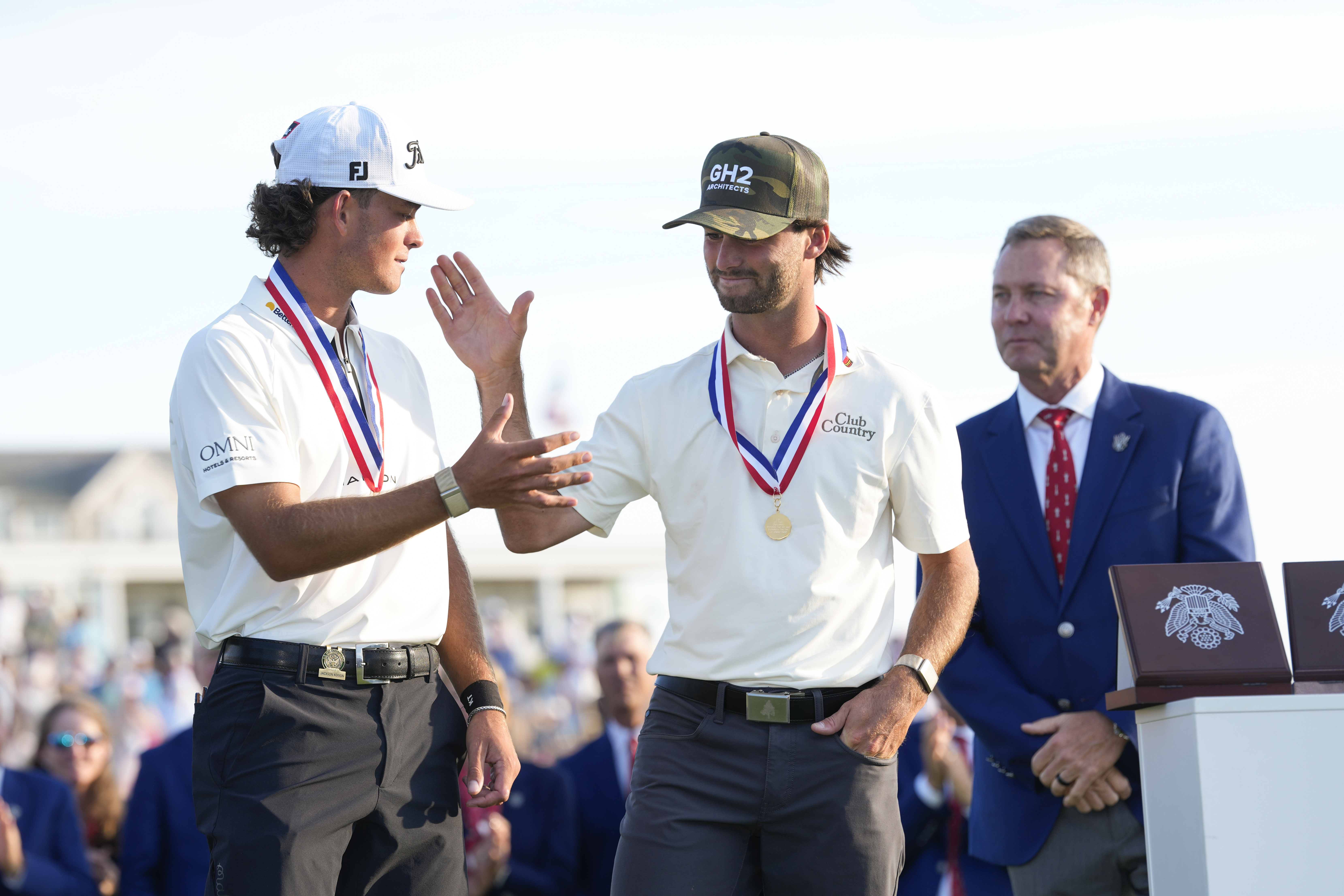 Jackson Koivun and Ryder Cowan shake hands after sharing the 2026 US Open low amateur honors
